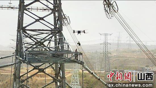 山西：百米高空 無(wú)人機(jī)首次精準(zhǔn)穿塔運(yùn)送接地線:焊線機(jī)
